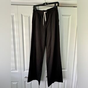 Vuori Black Halo Essential Wideleg- Size Small Long length